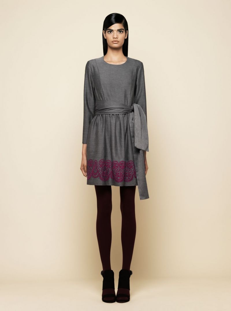 vestido de fiesta baby doll gris bordado morado  para invitada boda monica cordera